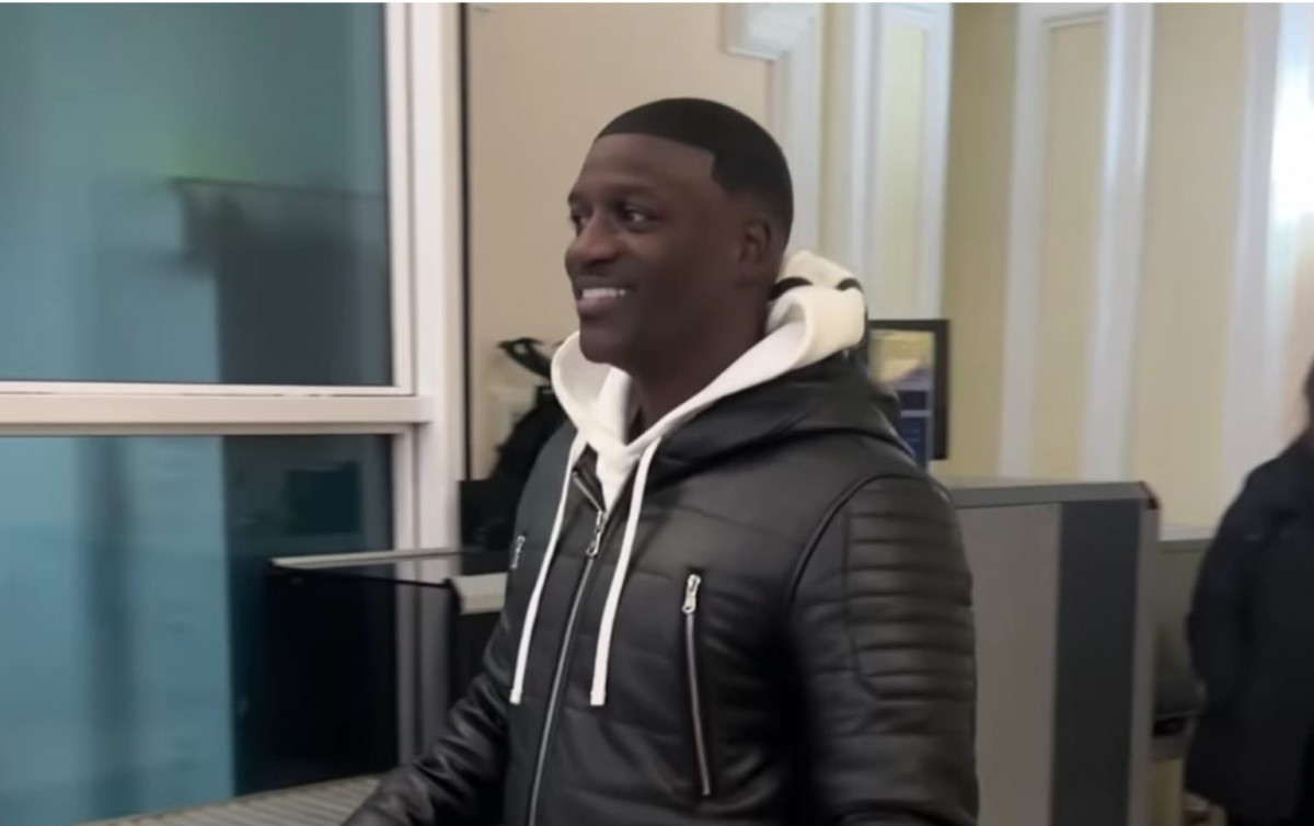 Америкалық әнші Akon Алматыға келді (ВИДЕО)