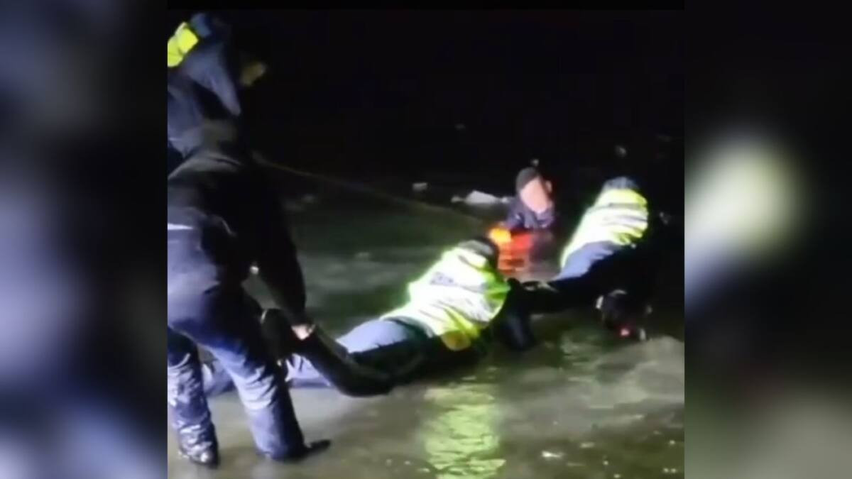 Полицейлер мұз астына түсіп кеткен 2 адамды аман алып қалды (ВИДЕО)