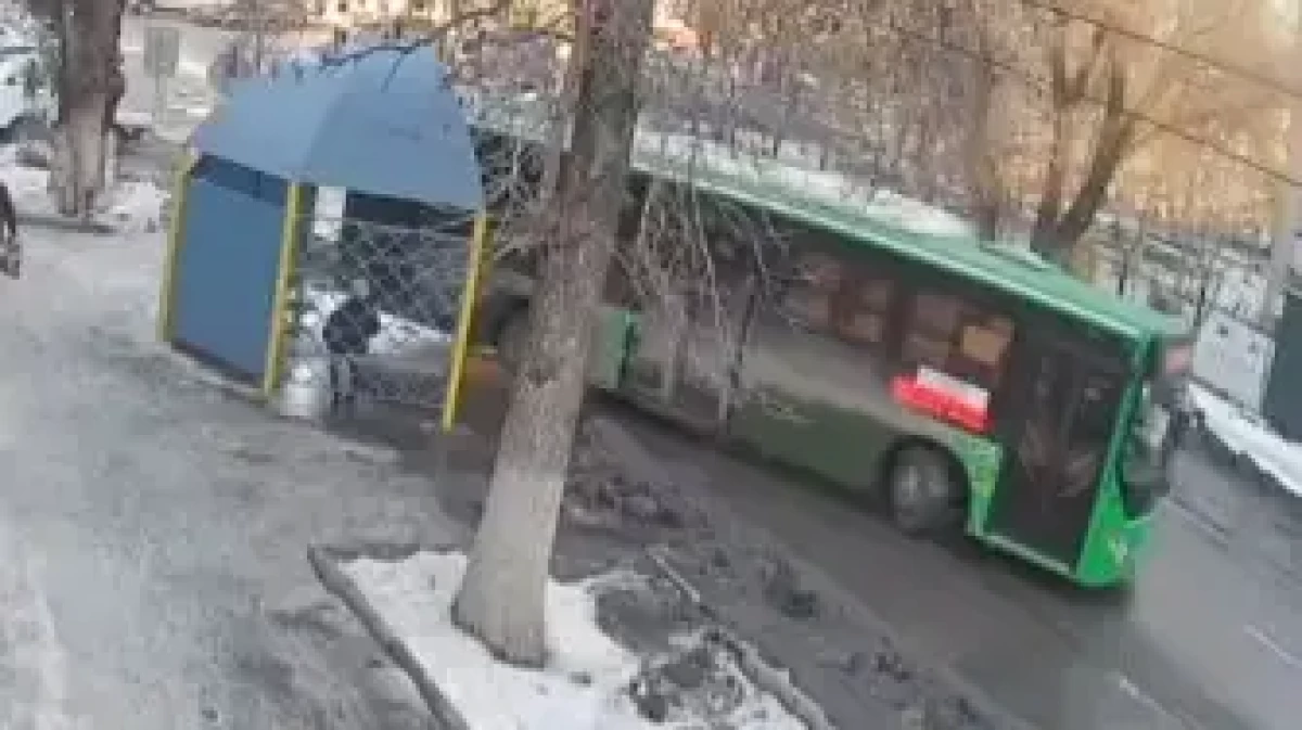 Алматы облысында мас ер адам автобусты ұрлап, жол апатына ұшырады