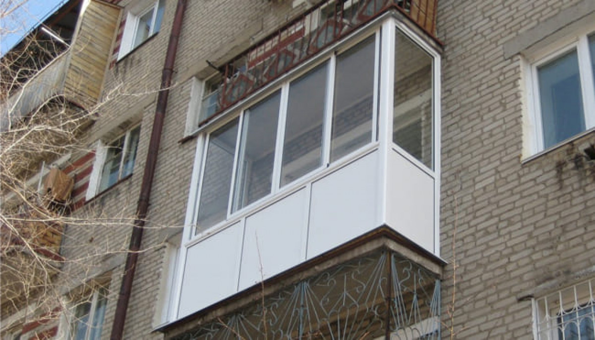 Алматылық тұрғынның үстіне балкон қоршауы құлап кетті