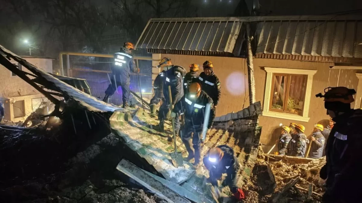 «4 адам іздестірілуде»: Алматыда тұрғын үйлерге лай көшкіні түсті