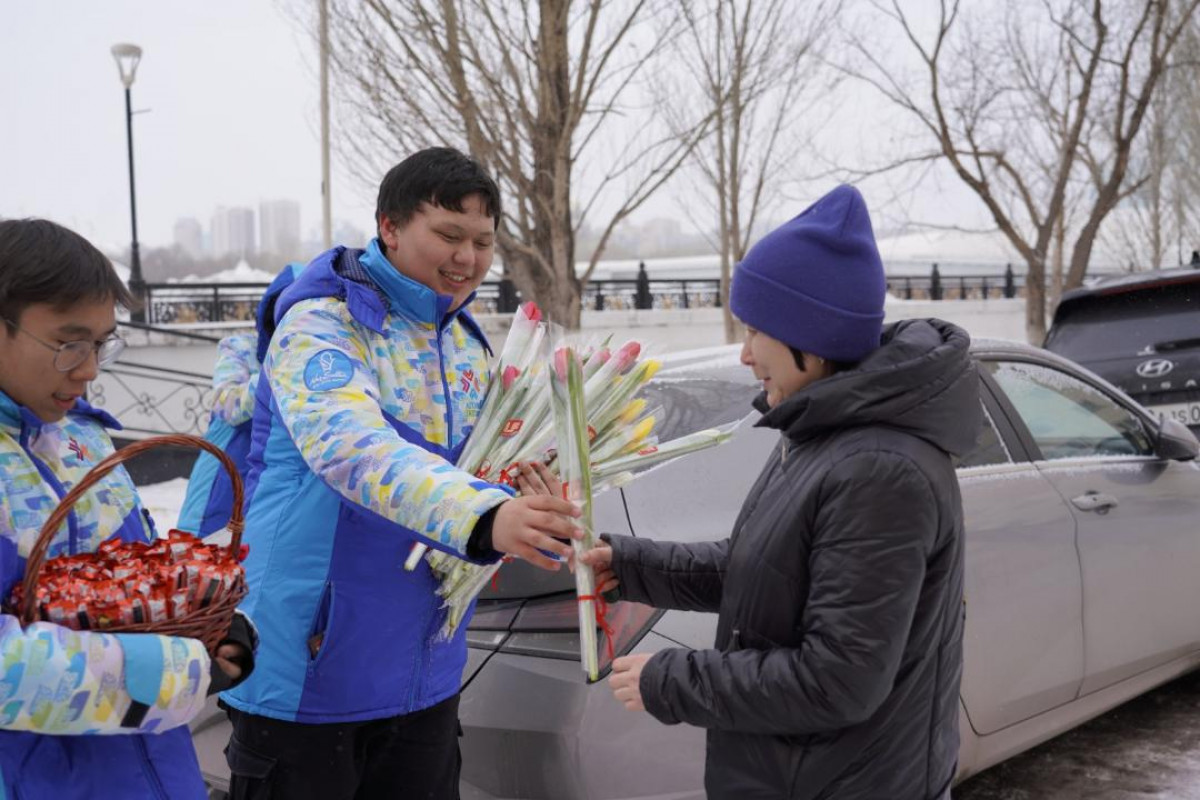 Астаналық еріктілер әйелдерге 1000-нан аса қызғалдақ сыйлайды