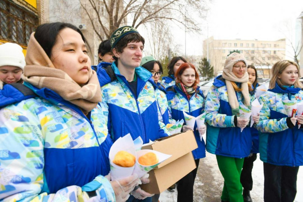 "Астана жастары" коммуналдық қызметкерлерге бауырсақ пен ыстық шай таратты