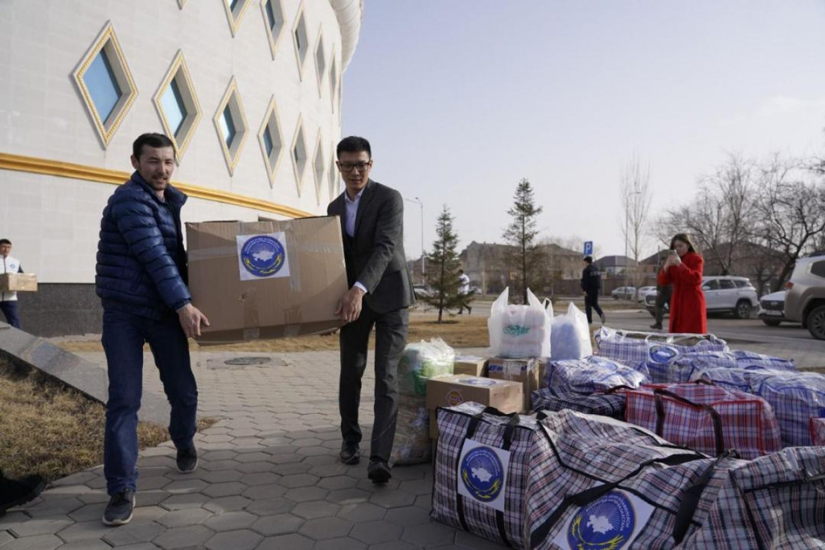Астанадағы Достық үйінде акция ұйымдастырған еріктілер су басқан аймақтарға 3 газельге тиелген гуманитарлық көмек жіберді