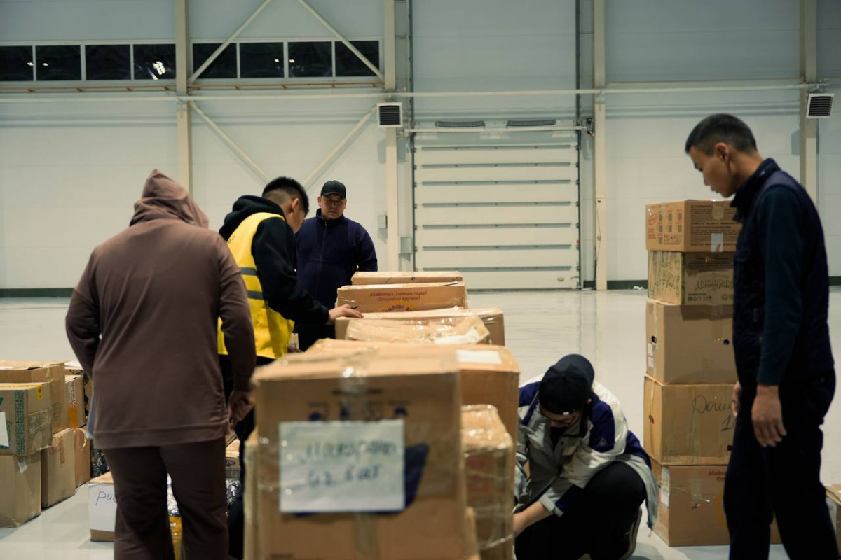 Атырауда волонтерлер тұрғындарға гуманитарлық көмекті үлестіреді
