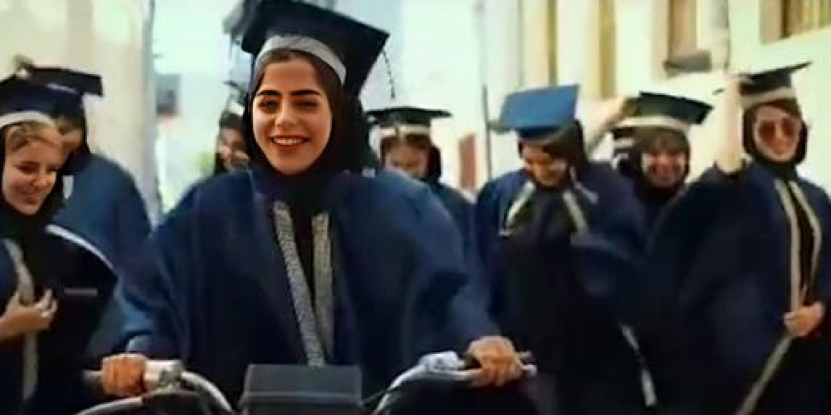 "Заңсыз әрекет": Иранда би билеген түлектерді университет сотқа бермек