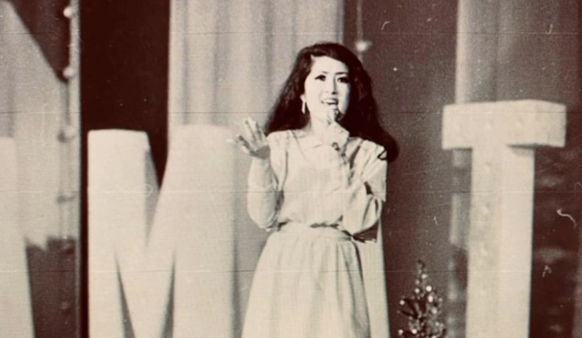 «Өзім де алғаш көріп отырмын»: Мақпал Жүнісова еш жерде жарияламаған суреттерін көрсетті