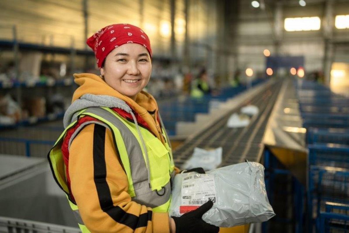 Posta Point курьерлік компаниясының қоймасында.